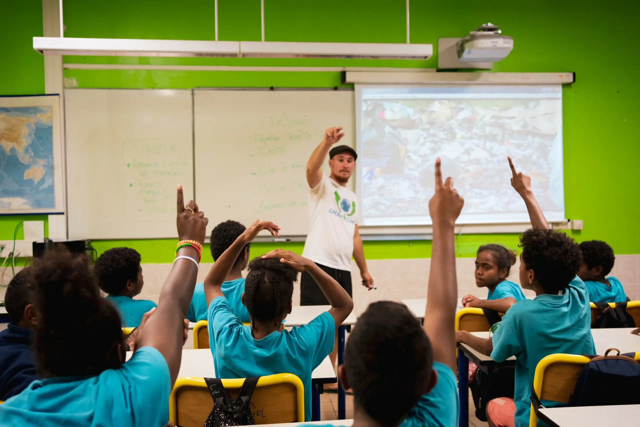 Interventions de l'association Caledoclean dans les écoles afin de sensibiliser la population calédonienne à l'écologie et maitrise de l'énergie Interventions de l'association Caledoclean dans les écoles afin de sensibiliser la population calédonienne à l'écologie et maitrise de l'énergie