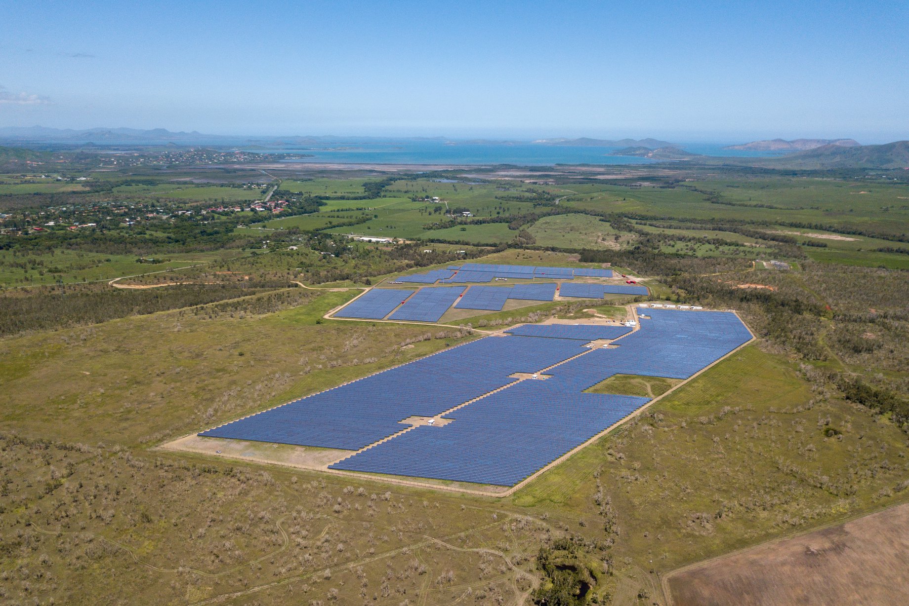 Centrale solaire photovoltaïque "Helio Boulouparis 2" de 16 MW au premier plan– Source : Nicolas Job // Heos Marine Pacifique