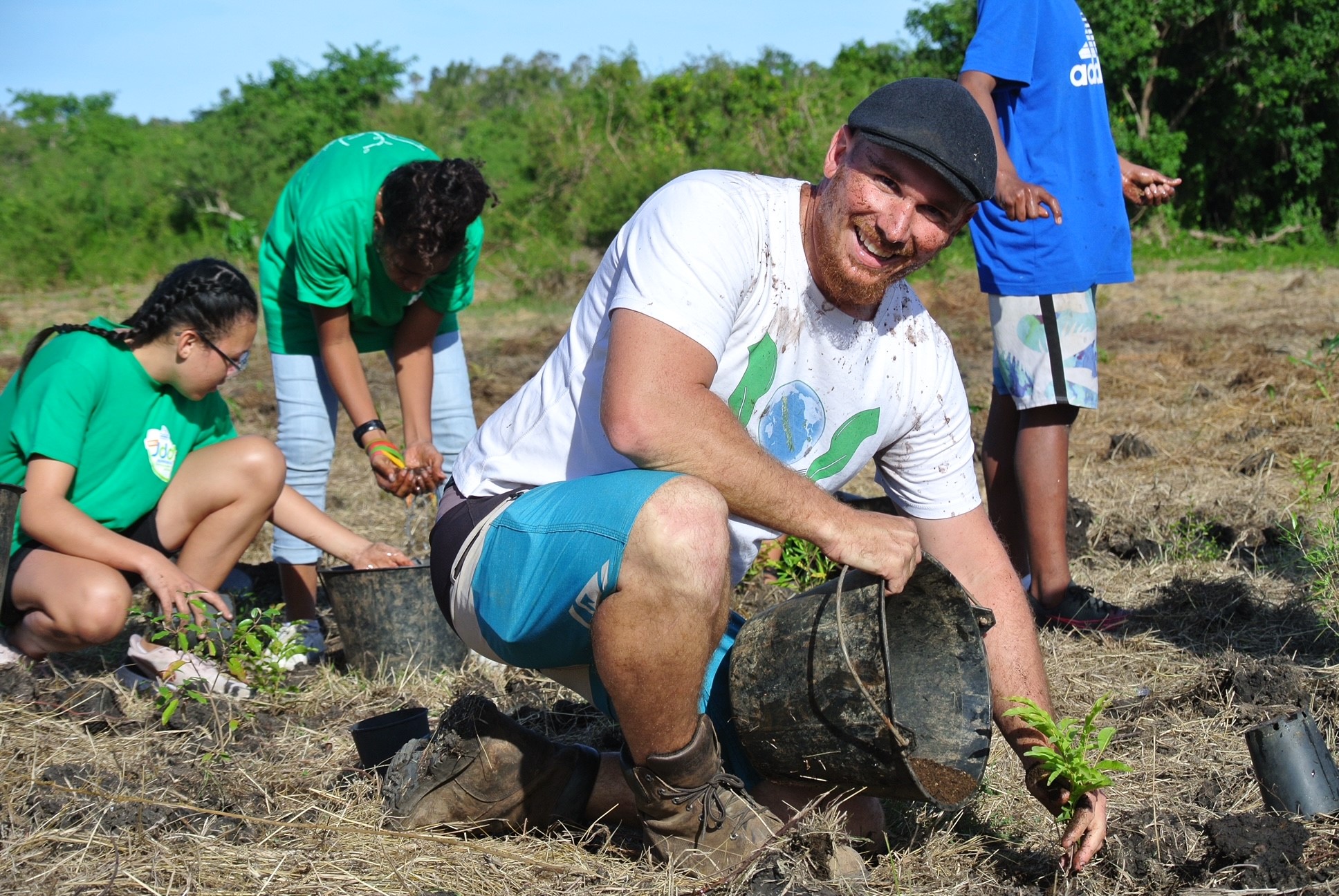 Plantation d'arbres de l'association Calédoclean dirigée par Thibaut Bizien 